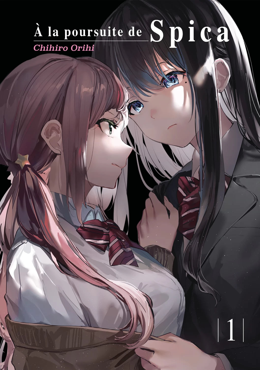 Couverture du manga « À la poursuite de Spica » tome 1 de Chihiro Orihi. Deux lycéennes en uniforme se tiennent très proches, l’une aux cheveux roses attachés en couettes, l’autre aux longs cheveux noirs avec des reflets blancs et bleus. Atmosphère intimiste et intense sur fond noir.