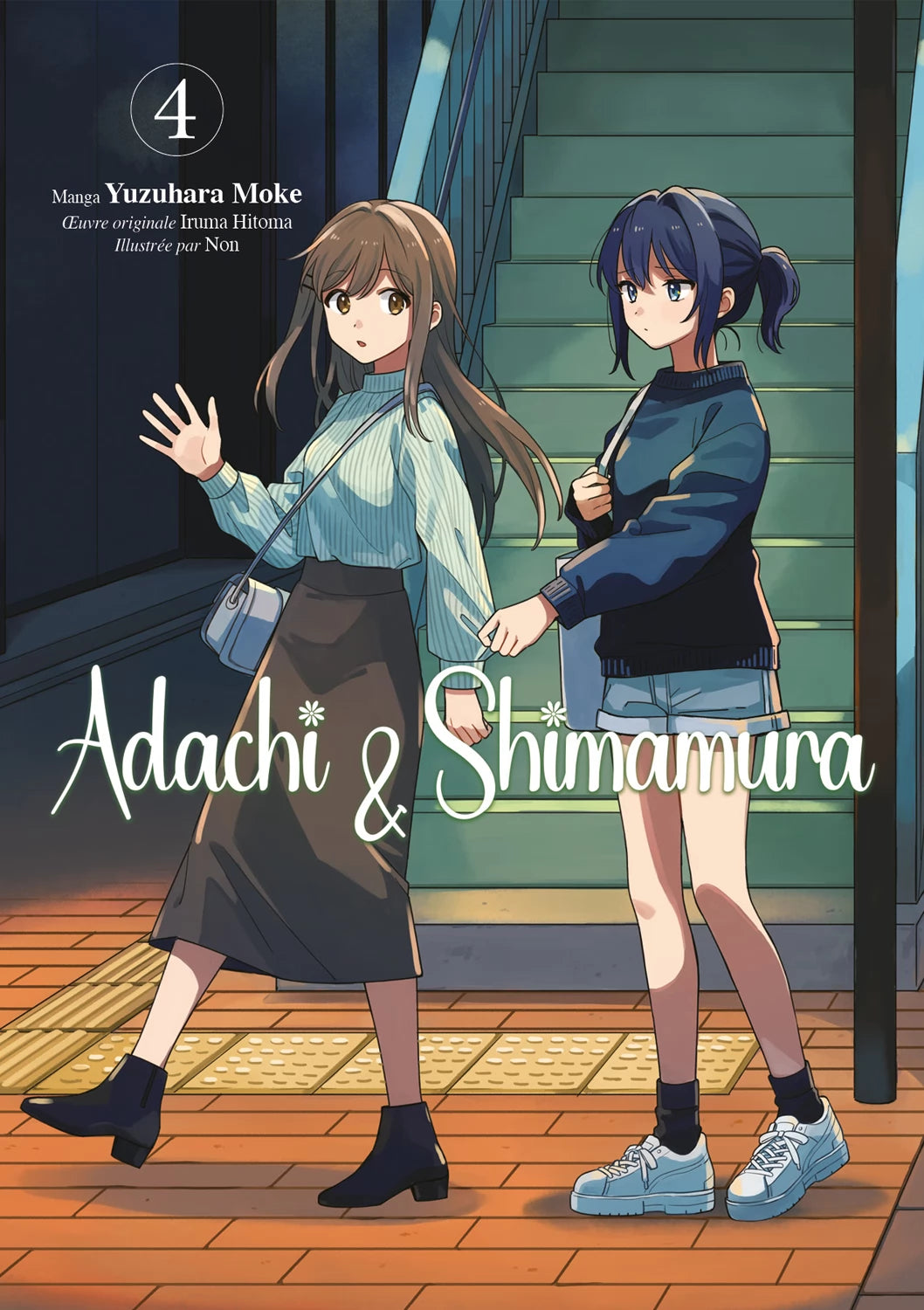 Adachi & Shimamura Tome 4 : Adachi et Shimamura marchent ensemble en tenue de ville, se tenant la main timidement sur un trottoir éclairé à la tombée de la nuit.