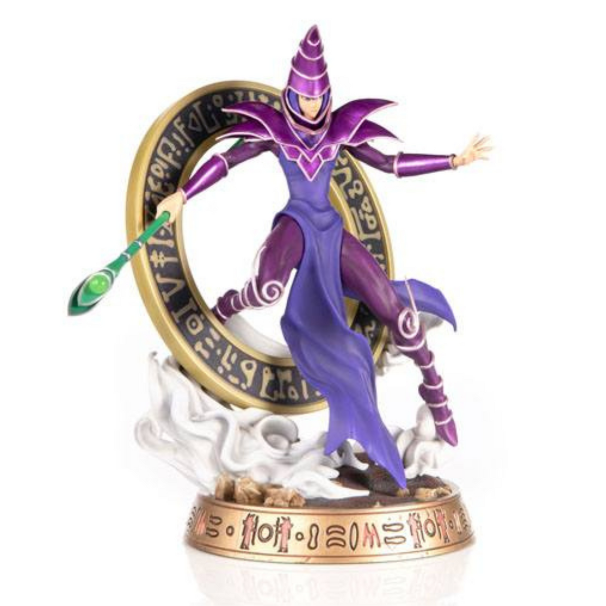 Figurine en PVC du Magicien Sombre (Dark Magician) de Yu-Gi-Oh!, vêtu de sa tenue violette iconique, tenant un sceptre magique. Il se tient devant un cercle magique orné de runes, avec des effets de fumée à la base.