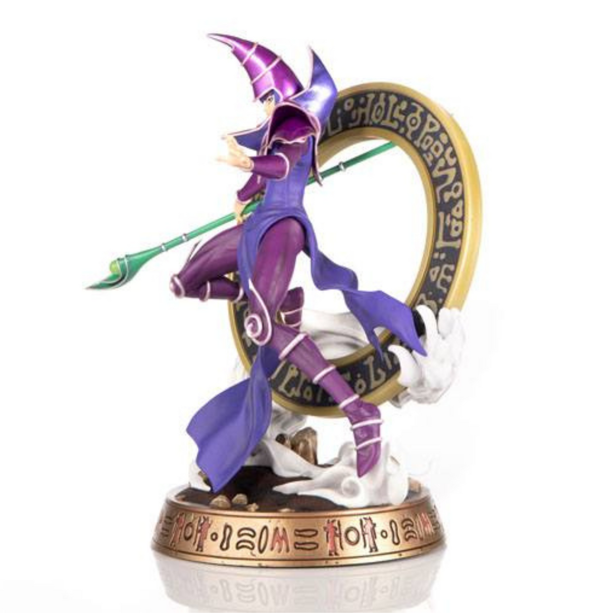 Figurine en PVC du Magicien Sombre (Dark Magician) de Yu-Gi-Oh!, vêtu de sa tenue violette iconique, tenant un sceptre magique. Il se tient devant un cercle magique orné de runes, avec des effets de fumée à la base.