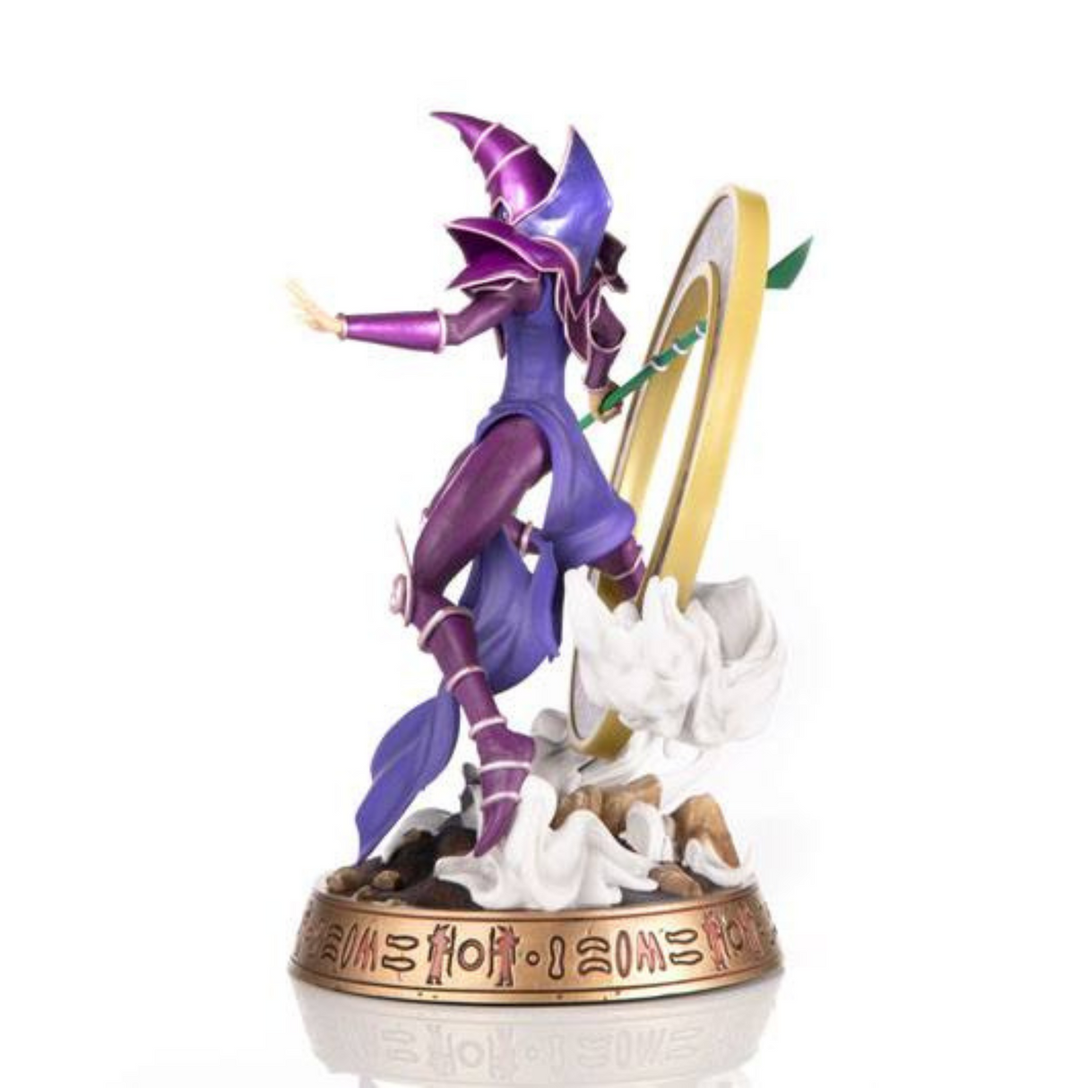 Figurine en PVC du Magicien Sombre (Dark Magician) de Yu-Gi-Oh!, vêtu de sa tenue violette iconique, tenant un sceptre magique. Il se tient devant un cercle magique orné de runes, avec des effets de fumée à la base.