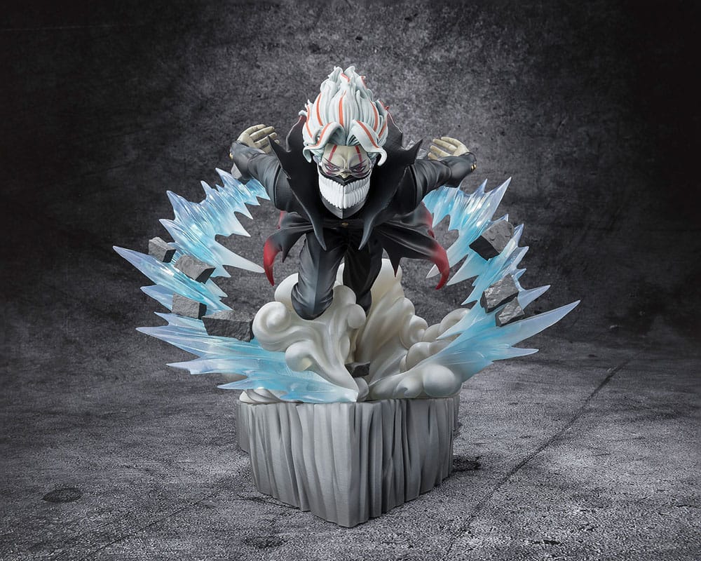 Figurine Okarun Transformed de 15 cm, personnage de Dandadan, en posture d’attaque, avec éclairs translucides, nuage de fumée et expression intense.
