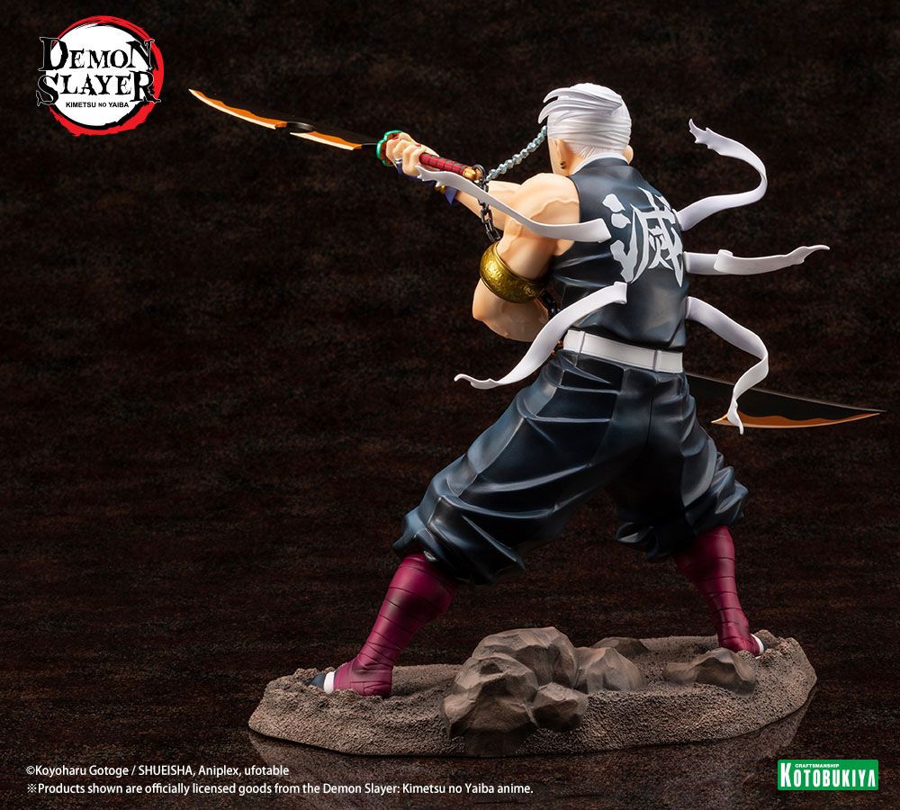 Figurine de Tengen Uzui de Demon Slayer en pose de combat, tenant deux sabres, sur un socle rocheux. Il porte son bandeau orné de pierres précieuses et sa tenue de shinobi sans manches, mettant en valeur sa musculature.