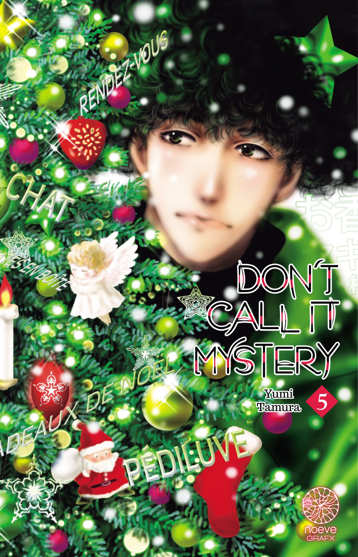 manga Don't Call It Mystery tome 5 de Yumi Tamura, représentant Totonō Kunô devant un sapin de Noël décoré.