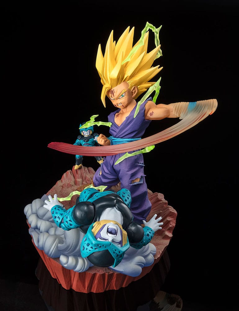 Figurine Dragon Ball Z FiguartsZERO Extra Battle - Super Saiyan 2 Son Gohan en pleine attaque contre Cell, avec des effets d’énergie et un socle dynamique.