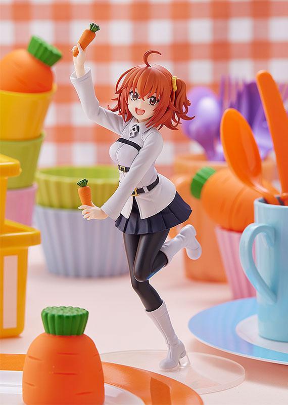 Figurine Pop Up Parade de Ritsuka Fujimaru (Fate/Grand Carnival) en tenue de Master, brandissant des carottes dans une pose joyeuse et dynamique.
