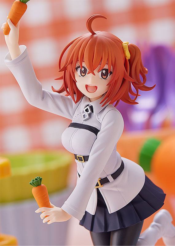 Figurine Pop Up Parade de Ritsuka Fujimaru (Fate/Grand Carnival) en tenue de Master, brandissant des carottes dans une pose joyeuse et dynamique.