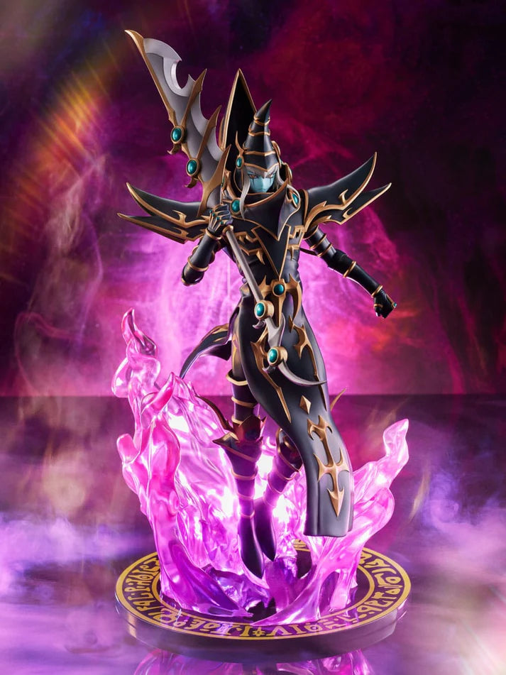 Figurine du Dark Paladin issue de Yu-Gi-Oh!, en pose dynamique avec flammes violettes et socle orné de symboles magiques.