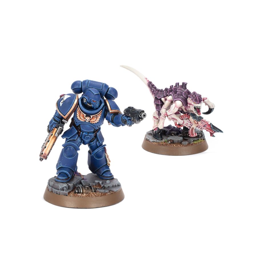 Livre Getting Started with Warhammer 40,000, avec figurines exclusives Space Marine et Tyranide pour découvrir l’univers du jeu.