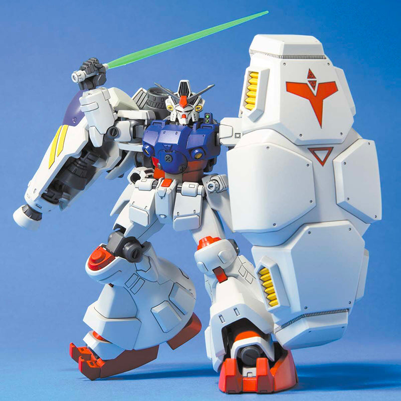 Maquette Gundam Gunpla HG 1/144 RX-78GP02A Physalis, Mobile Suit blanc et bleu avec lance-bazooka imposant, grand bouclier, épaulières massives et détails rouges et jaunes.
