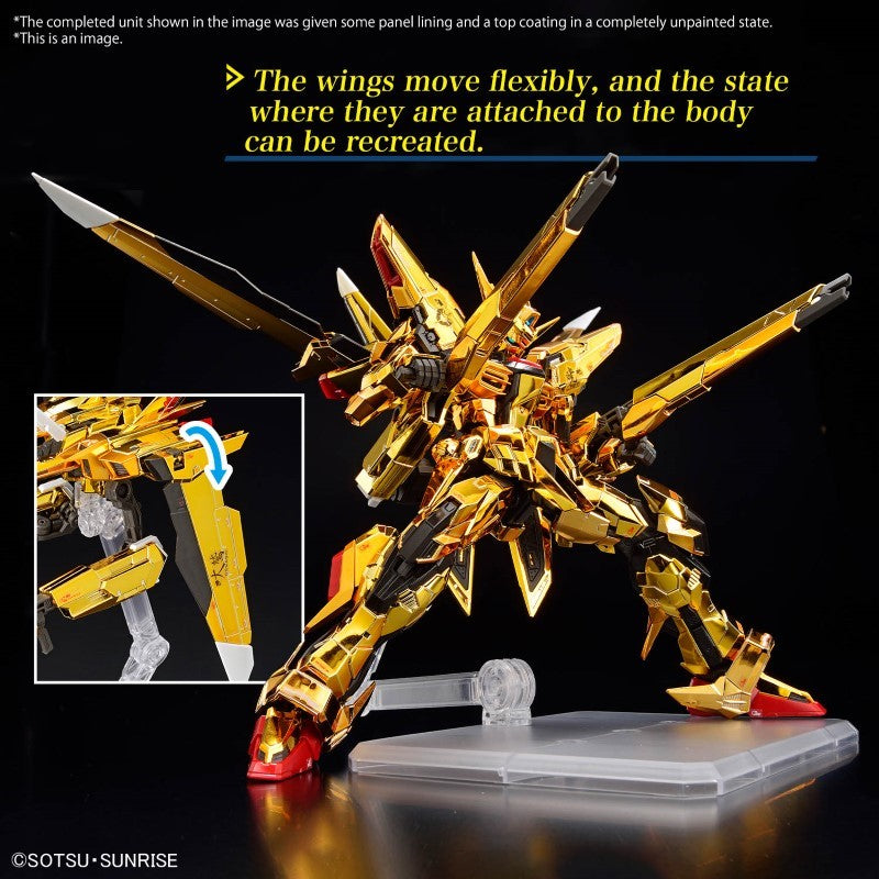 Maquette Gunpla RG 1/144 Akatsuki Gundam Oowashi Unit dorée avec fusil, bouclier et ailes, sur fond blanc.