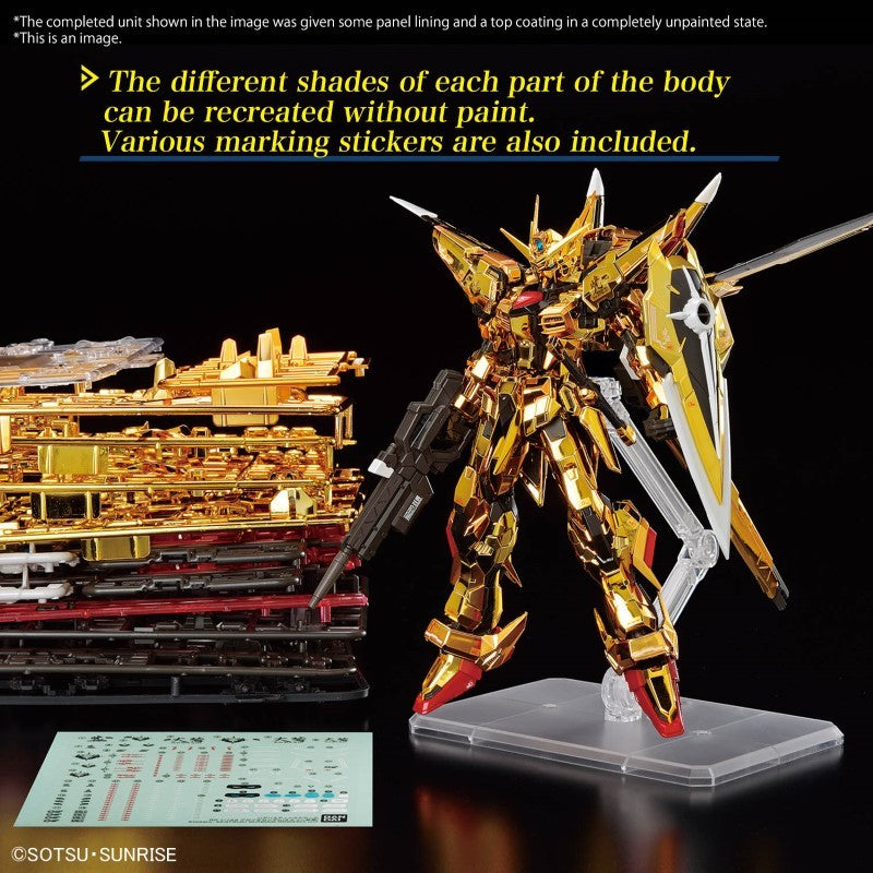 Maquette Gunpla RG 1/144 Akatsuki Gundam Oowashi Unit dorée avec fusil, bouclier et ailes, sur fond blanc.
