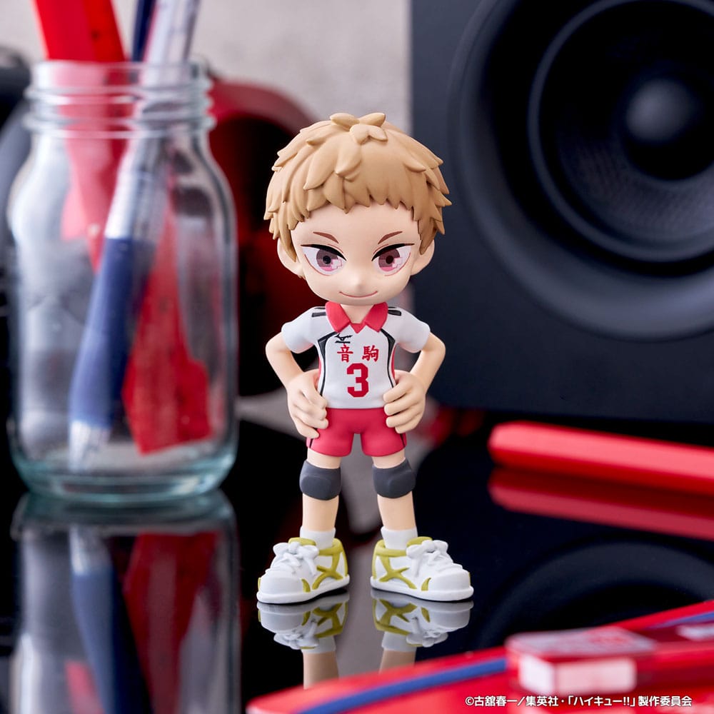 Figurines chibi Haikyu!! de la collection PalVerse, représentant les joueurs de Karasuno et Nekoma en tenue officielle avec ballon de volley.