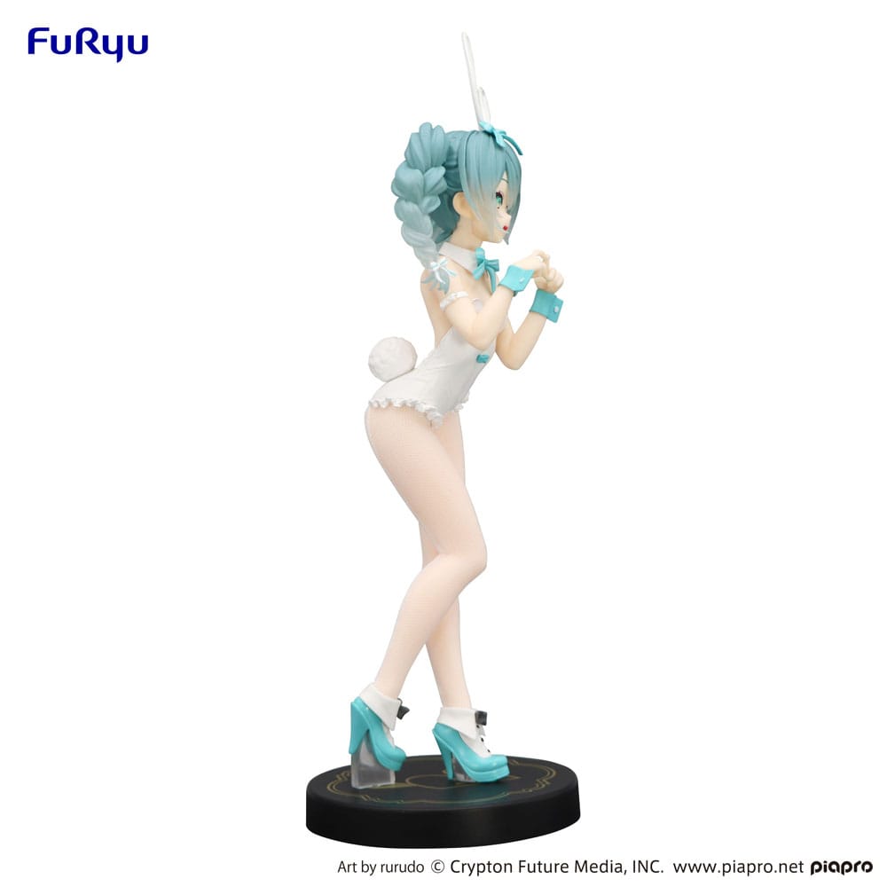 Figurine BiCute Bunnies de Hatsune Miku en version blanche, avec tenue de bunny girl et cheveux turquoise tressés.