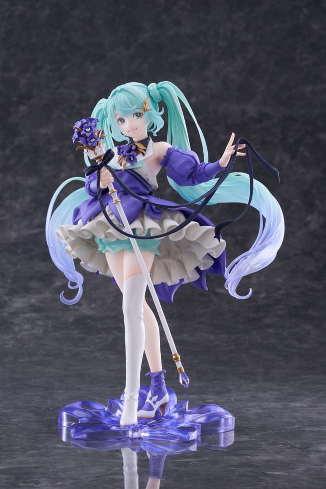 Figurine Hatsune Miku Birthday 2024 version, avec une robe violette, un sceptre fleuri et une pose féerique sous un fond de pleine lune.