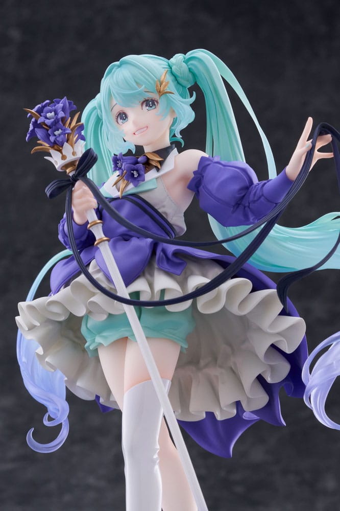 Figurine Hatsune Miku Birthday 2024 version, avec une robe violette, un sceptre fleuri et une pose féerique sous un fond de pleine lune.