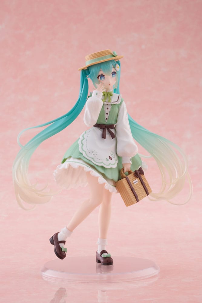 Figurine Hatsune Miku Fashion Country Ver. de 18 cm, en robe verte avec tablier blanc, chapeau de paille, panier tressé et longues couettes bleu clair dégradées.