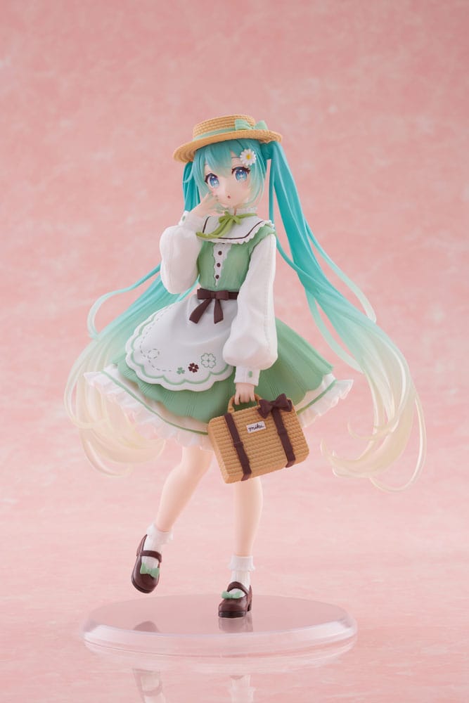 Figurine Hatsune Miku Fashion Country Ver. de 18 cm, en robe verte avec tablier blanc, chapeau de paille, panier tressé et longues couettes bleu clair dégradées.