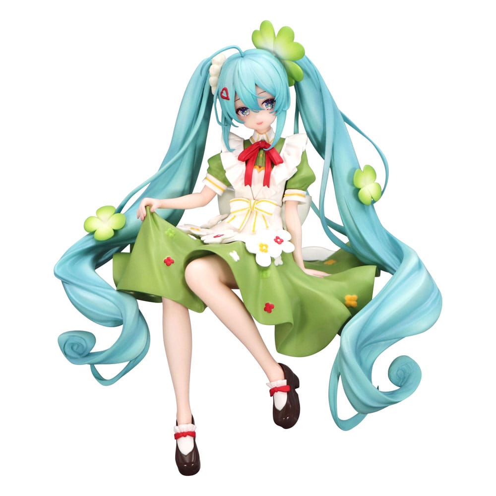 Figurine Hatsune Miku Flower Fairy Clover de 15 cm, assise en tenue verte décorée de trèfles et de fleurs, avec de longues couettes bleu clair et un ruban rouge.