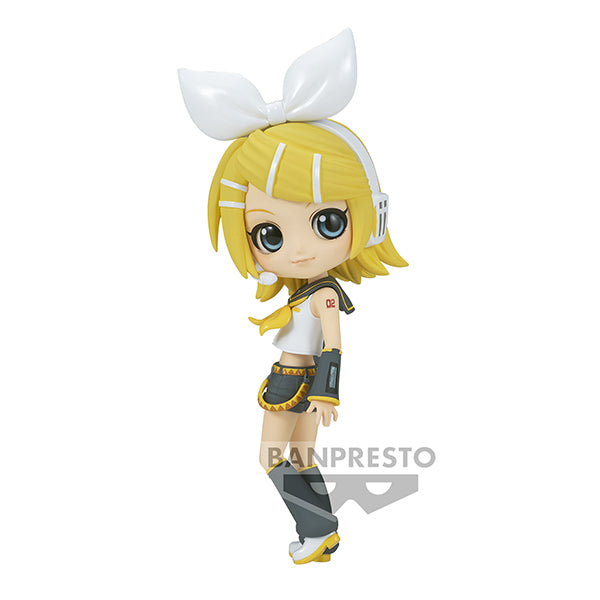 Figurine Q Posket de Kagamine Rin en tenue classique de Vocaloid, avec un grand nœud blanc et un look dynamique.