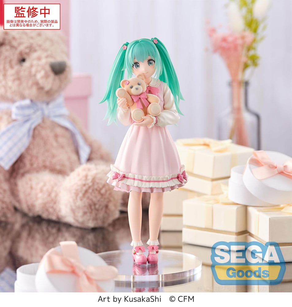 Figurine Hatsune Miku Luminasta Conceptual Series Vol 3 tenant un ours en peluche tenue rose pastel édition Sega Goods