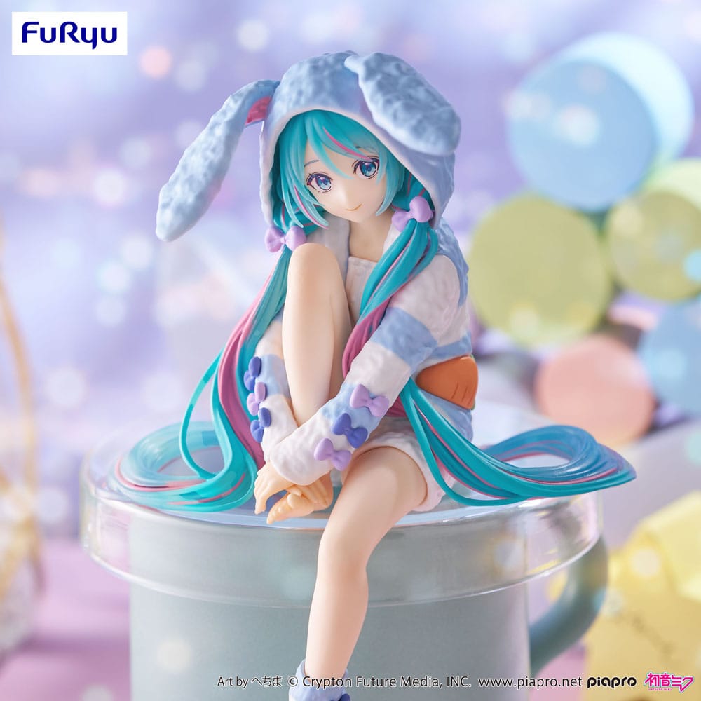Figurine Hatsune Miku Noodle Stopper Rabbit Ear Hood Pajama Blue Ver. assise avec capuche lapin, couleurs pastel.