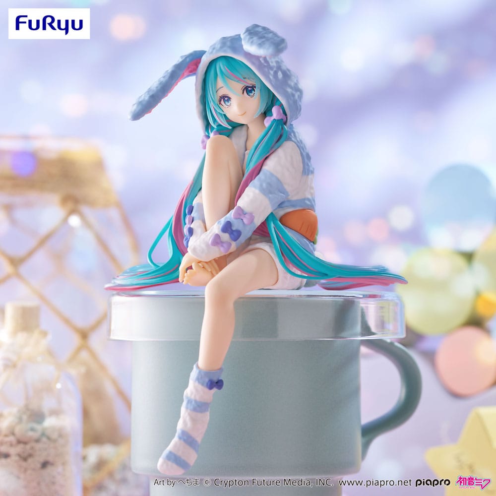Figurine Hatsune Miku Noodle Stopper Rabbit Ear Hood Pajama Blue Ver. assise avec capuche lapin, couleurs pastel.