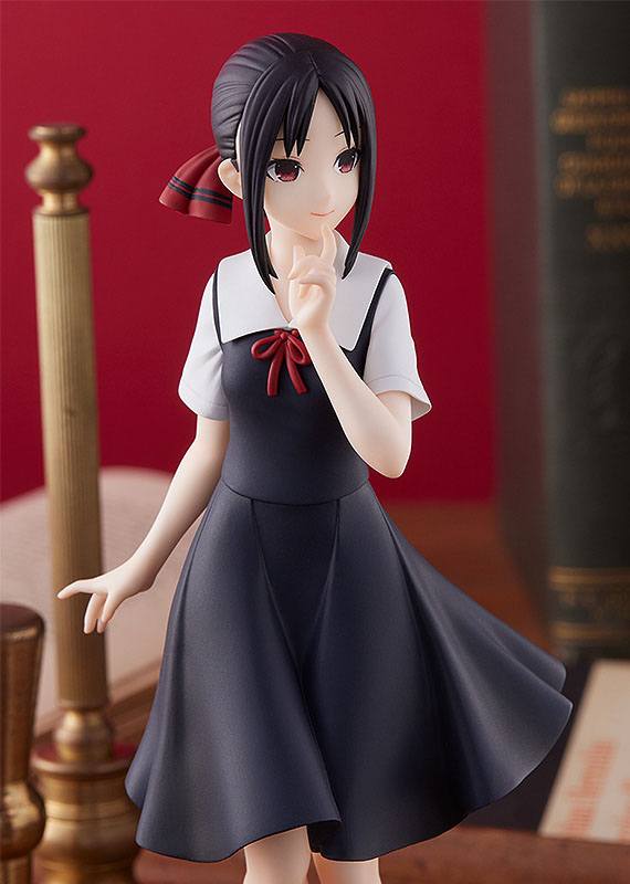 Figurine Pop Up Parade de Kaguya Shinomiya (Kaguya-sama: Love is War) en uniforme scolaire noir, dans une pose gracieuse et mystérieuse