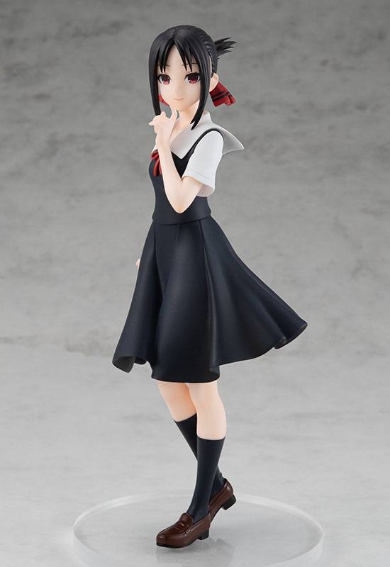 Figurine Pop Up Parade de Kaguya Shinomiya (Kaguya-sama: Love is War) en uniforme scolaire noir, dans une pose gracieuse et mystérieuse