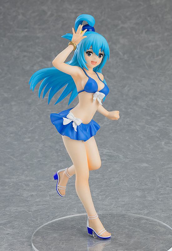 Figurine Pop Up Parade d’Aqua de KonoSuba en maillot de bain bleu, capturant son énergie débordante dans un décor estival raffiné.
