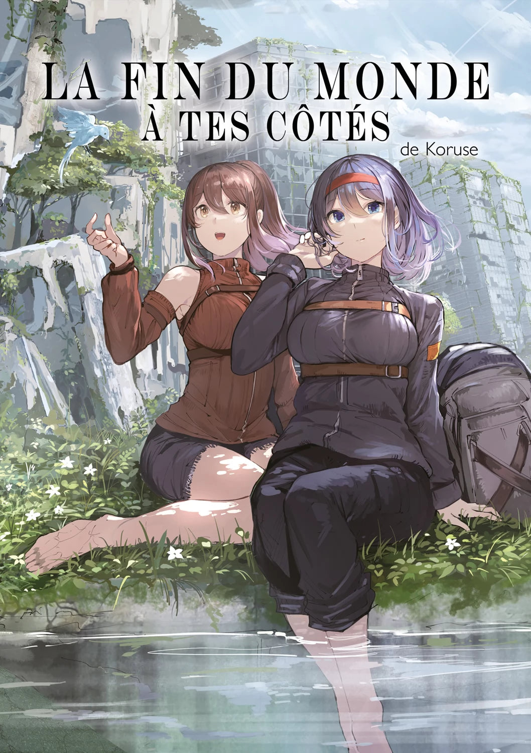 Couverture du manga « La fin du monde à tes côtés » de Koruse. Deux jeunes femmes assises près d’un étang, l’une aux cheveux bruns et l’autre aux cheveux violets, sourient dans un décor post-apocalyptique envahi par la végétation et des ruines. Un oiseau bleu vole à gauche.