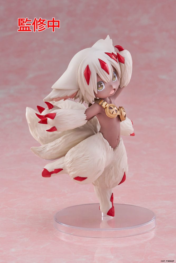 Figurine Faputa Coreful de 15 cm, personnage de Made in Abyss, avec fourrure blanche, griffes rouges, grands yeux dorés, en posture dynamique sur socle transparent.