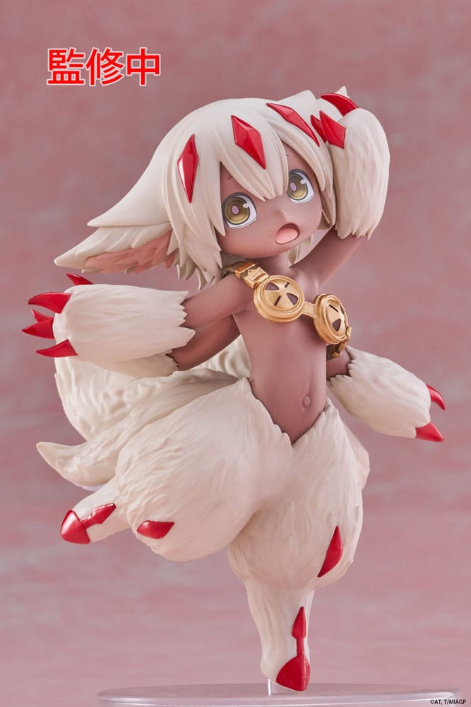 Figurine Faputa Coreful de 15 cm, personnage de Made in Abyss, avec fourrure blanche, griffes rouges, grands yeux dorés, en posture dynamique sur socle transparent.