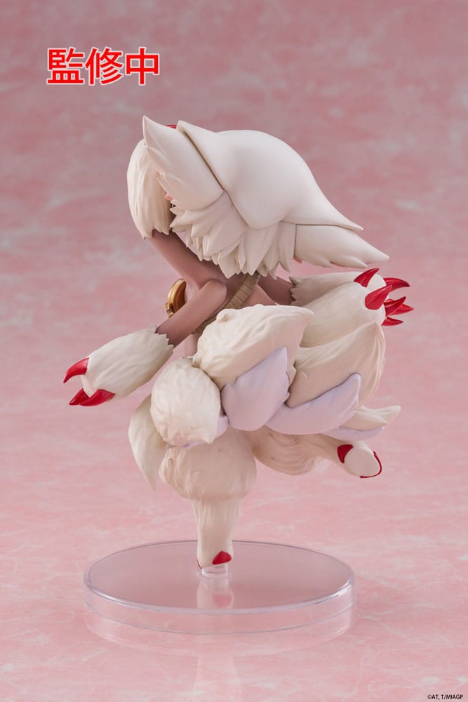 Figurine Faputa Coreful de 15 cm, personnage de Made in Abyss, avec fourrure blanche, griffes rouges, grands yeux dorés, en posture dynamique sur socle transparent.