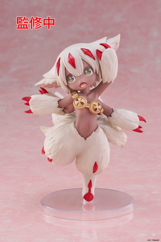 Figurine Faputa Coreful de 15 cm, personnage de Made in Abyss, avec fourrure blanche, griffes rouges, grands yeux dorés, en posture dynamique sur socle transparent.