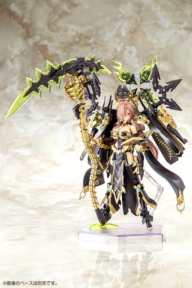Plastic Model Kit Megami Device AUV Tsukuyomi Fabulous 1/1 de 22 cm, figurine mecha girl avec armure noire et dorée, grande faux et accessoires mécaniques.