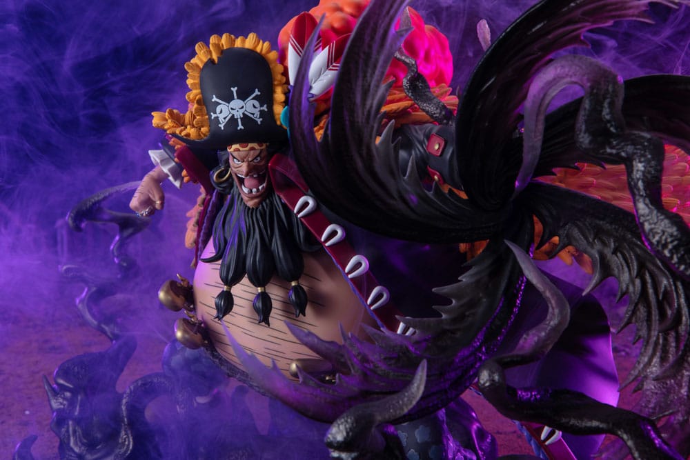 Figurine de Marshall D. Teach (Barbe Noire) version Kurouzu de One Piece, entouré de ténèbres violettes, issue de la gamme Figuarts ZERO Extra Battle.