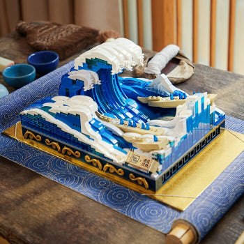 Set de construction Pantasy représentant la Grande Vague de Kanagawa en briques, avec bateaux et vagues en relief.