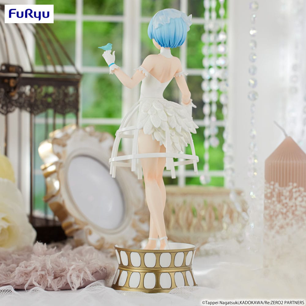 Statuette PVC Re:Zero Exceed Creative Rem Cage Dress par FuRyu, représentant Rem en robe blanche cage sur socle décoratif.