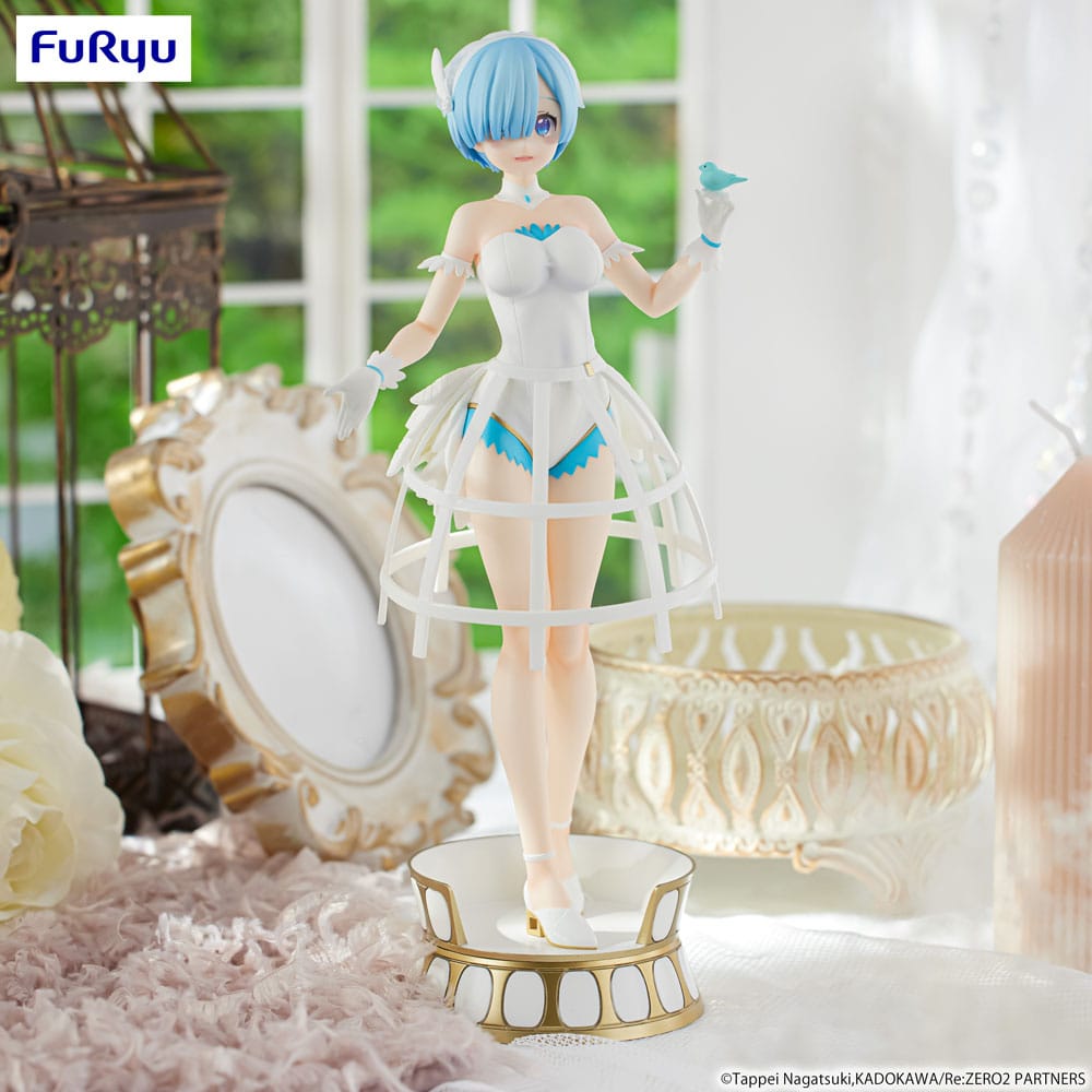 Statuette PVC Re:Zero Exceed Creative Rem Cage Dress par FuRyu, représentant Rem en robe blanche cage sur socle décoratif.
