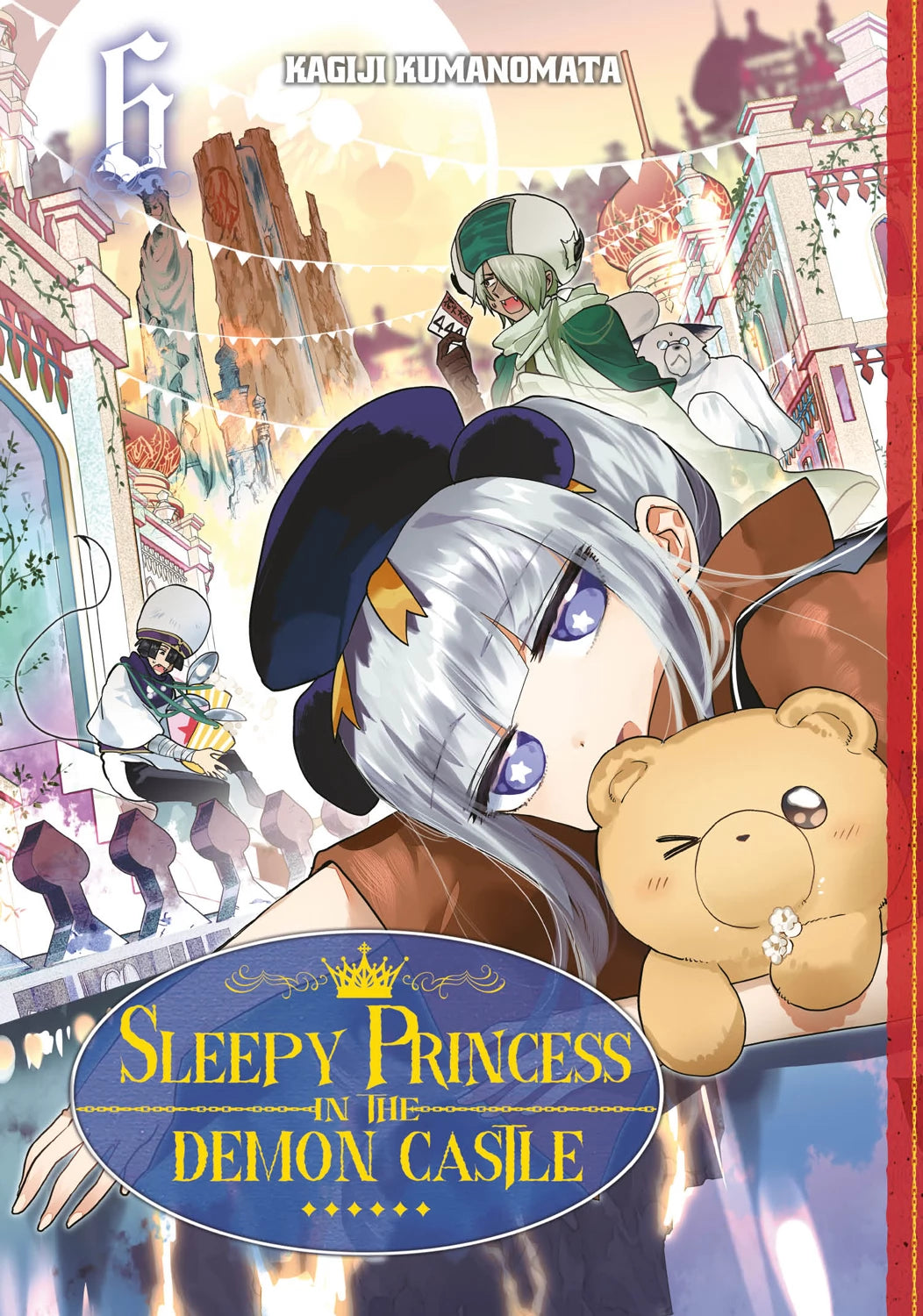 tome 6 de Sleepy Princess in the Demon Castle avec la princesse Syalis habillée en tenue d’espionne, peluche à la main, dans un décor rappelant un marché ou une cité festive du monde démoniaque.