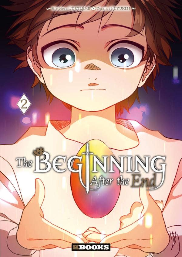 tome 2 de The Beginning After the End, représentant un jeune garçon tenant un œuf magique aux reflets irisés, les yeux écarquillés par l’émerveillement.