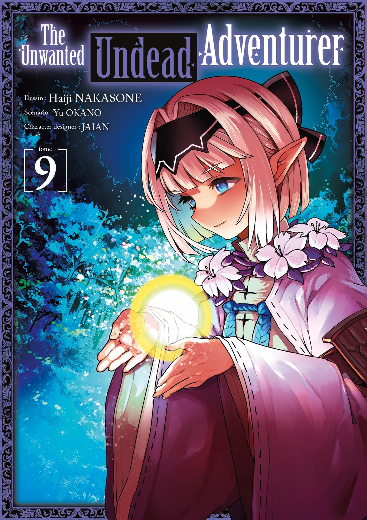 manga The Unwanted Undead Adventurer Tome 9, montrant une elfe aux cheveux clairs tenant une sphère magique lumineuse dans une forêt nocturne.