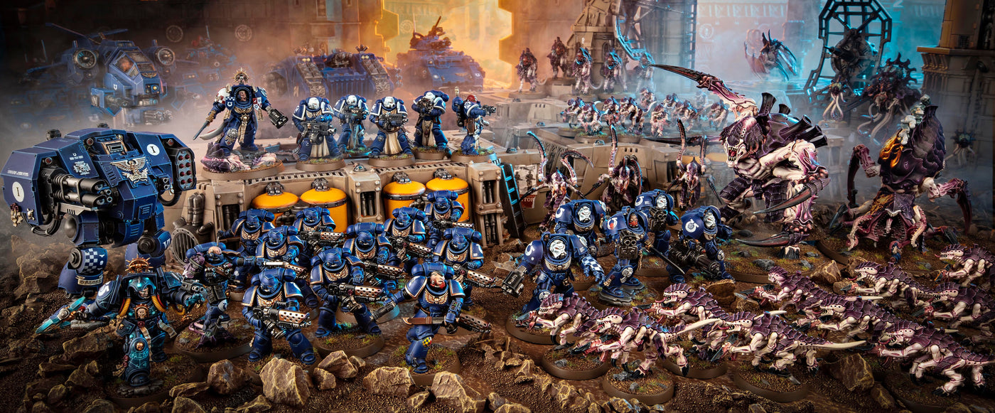 figurines Warhammer 40K mises en scène sur un champ de bataille, pour illustrer l’univers futuriste de Warhammer 40,000.
