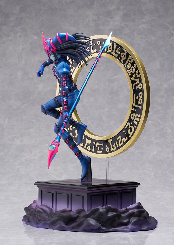 Figurine Dark Magician of Chaos de Yu-Gi-Oh! sur socle avec cercle magique.