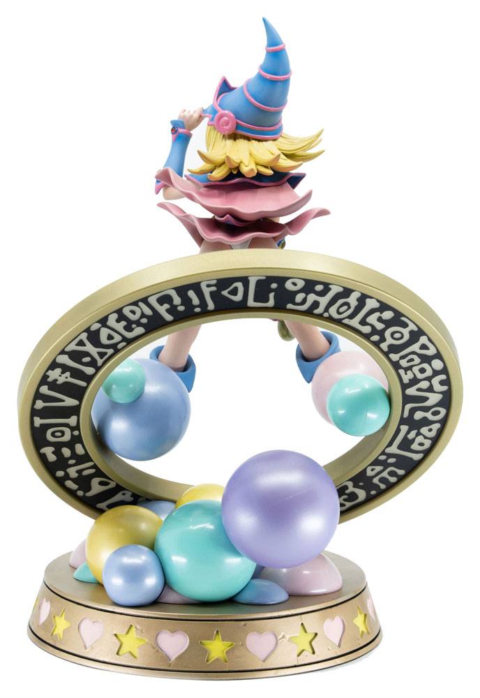 Figurine PVC de Dark Magician Girl en édition pastel, issue de Yu-Gi-Oh!, posée sur un cercle magique avec des sphères colorées