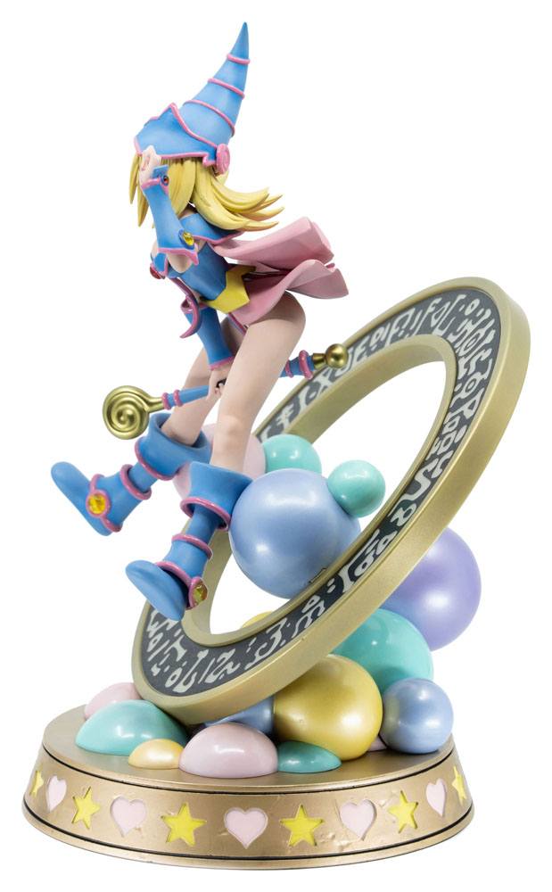 Figurine PVC de Dark Magician Girl en édition pastel, issue de Yu-Gi-Oh!, posée sur un cercle magique avec des sphères colorées