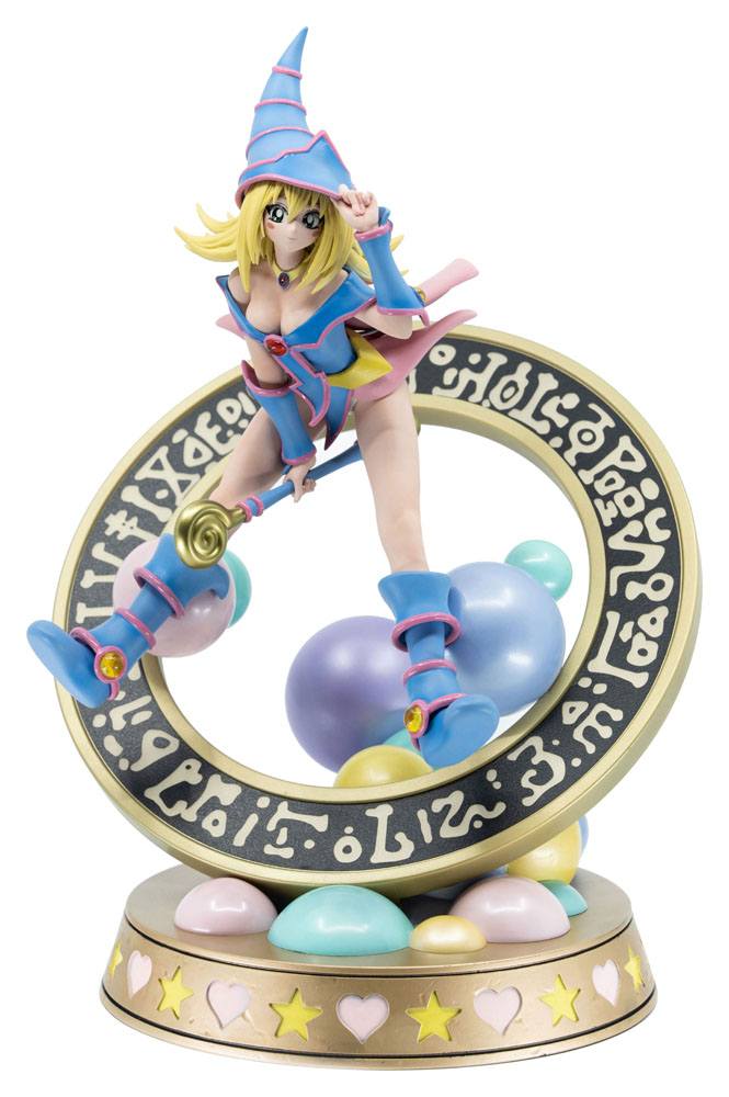 Figurine PVC de Dark Magician Girl en édition pastel, issue de Yu-Gi-Oh!, posée sur un cercle magique avec des sphères colorées