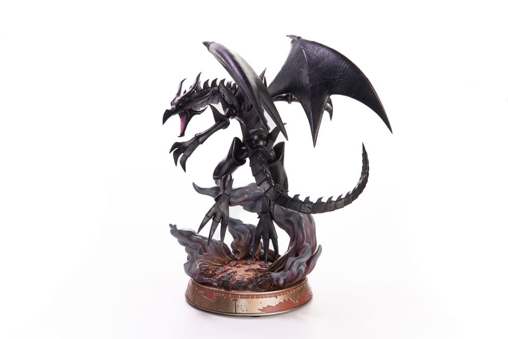 Figurine en PVC de Red-Eyes Black Dragon, le célèbre dragon noir de Yu-Gi-Oh!, dans une pose agressive avec ailes déployées. Le socle est orné de lave en fusion et de roches sombres.
