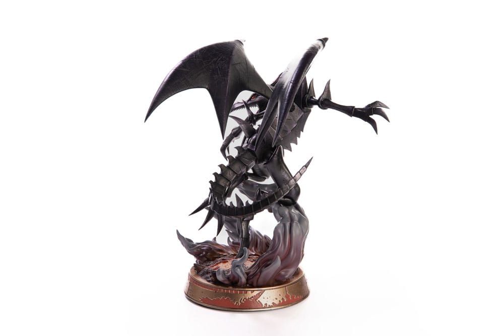Figurine en PVC de Red-Eyes Black Dragon, le célèbre dragon noir de Yu-Gi-Oh!, dans une pose agressive avec ailes déployées. Le socle est orné de lave en fusion et de roches sombres.